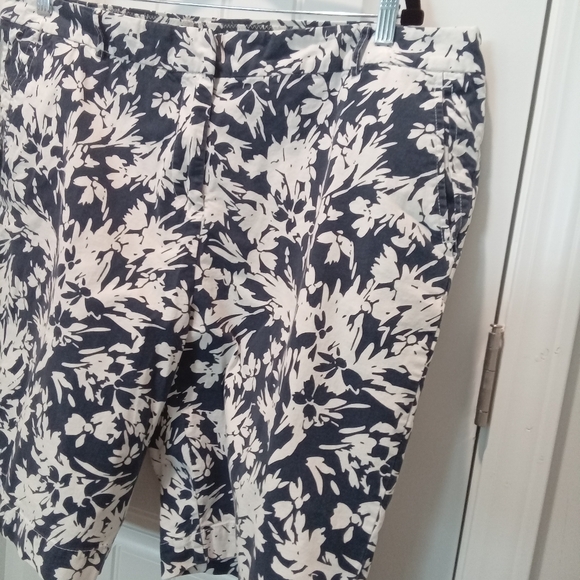 2-$10 Classic Elements Woman Plus Size 18 Floral Print Shorts  Navy and White - Picture 1 of 8